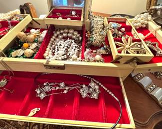 Costume Jewelry, Faux Pearls, Rhinestones, Brooches, Bracelets & Designer Accessories Collection