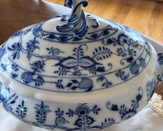 Stadt Meissen Lidded Porcelain Soup Turreen "Zweibelmuster" (Blue Onion), 19th Century