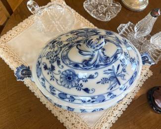Stadt Meissen Lidded Porcelain Soup Turreen "Zweibelmuster", 19th Century German 