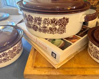 Brown Floral Enamelware Covered Casserole Pots with Lids, Set of Three