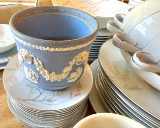 Wedgwood Blue Jasperware Neoclassical Cachepot Planter with White Applied Floral Garlands & Classical Figures