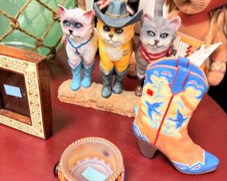 Western cat figurines and cowboy boot vase