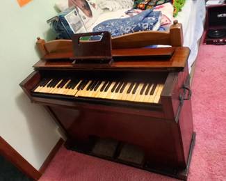 Antique pump organ