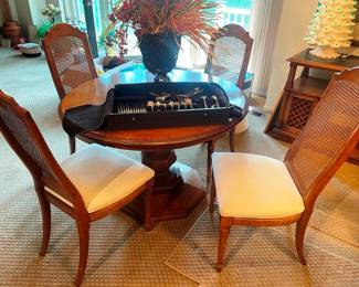 This dining table has 2 leaf's