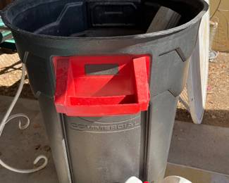 Commercial trash can