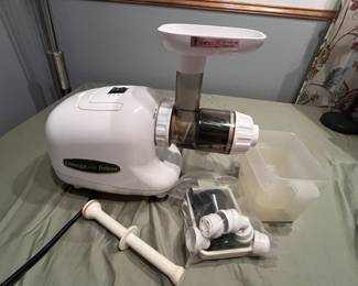 Omega masticating juicer