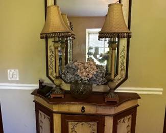 Lovely buffet with matching mirror and lamps 