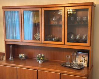 China cabinet/hutch
