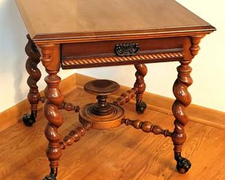 Twist leg ~ lions head feet ~ 30" square stand
