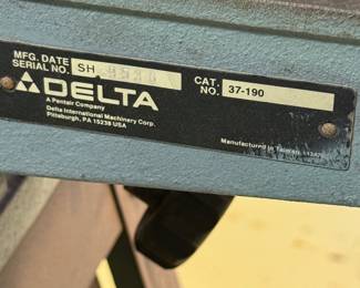The Delta 37-190 is a highly regarded, classic 6-inch wood jointer widely used in home workshops. Featuring a robust cast-iron bed, it is often favored over modern, lightweight benchtop alternatives.   Key Specifications & Performance 6-inch cutting width. Table Length: 42 inches cast-iron. 3-knife cutterhead utilizing High-Speed Steel (HSS) blades. Motor: 1 HP 110V motor.