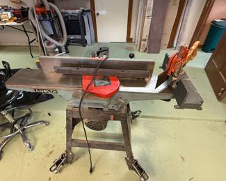 The Delta 37-190 is a highly regarded, classic 6-inch wood jointer widely used in home workshops. Featuring a robust cast-iron bed, it is often favored over modern, lightweight benchtop alternatives.   Key Specifications & Performance 6-inch cutting width. Table Length: 42 inches cast-iron. 3-knife cutterhead utilizing High-Speed Steel (HSS) blades. Motor: 1 HP 110V motor.