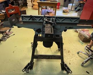 The Delta 37-190 is a highly regarded, classic 6-inch wood jointer widely used in home workshops. Featuring a robust cast-iron bed, it is often favored over modern, lightweight benchtop alternatives.   Key Specifications & Performance 6-inch cutting width. Table Length: 42 inches cast-iron. 3-knife cutterhead utilizing High-Speed Steel (HSS) blades. Motor: 1 HP 110V motor.