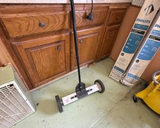 Broom magnet 