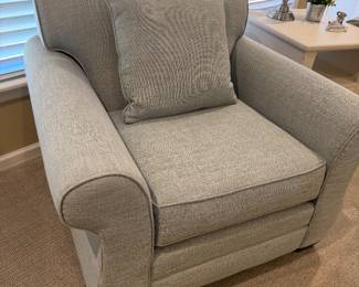 Bassett arm chair  ( like new )