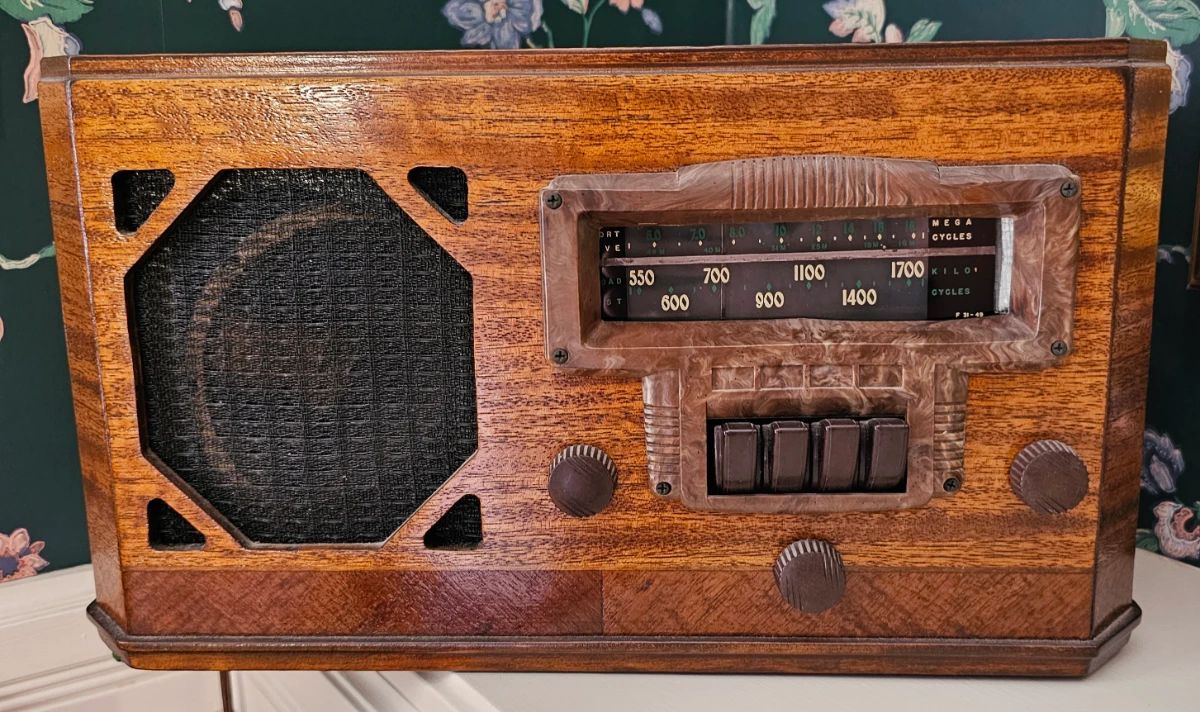 Vintage Farnsworth model BT-61 wooden cabinet table radio from the early 1940's.