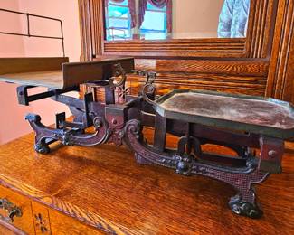 Ornate antique cast iron 15kg balance scale, late 19th century or early 20th century.