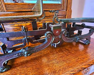 Ornate antique cast iron 15kg balance scale, late 19th century or early 20th century.