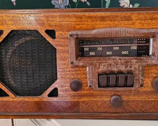 Vintage Farnsworth model BT-61 wooden cabinet table radio from the early 1940's.