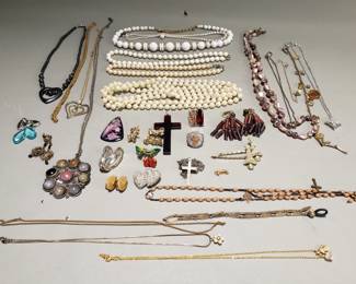 Lot # : 29 - Costume jewelry necklaces, rings, pendants, etc