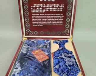 Lot # : 400 - Oriental fabric woven in the style of Yuan Dynasty necktie and handkerchief in a wood case