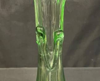 150 Lot 467h Vintage green swung art glass vase