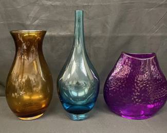 183 Lot 468h Group of art glass vases