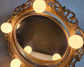 Lot # : 375h - Vintage Underwriters lamp makeup mirror