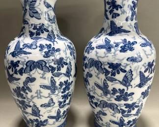 Lot # : 25h - Pair of decorative Chinese porcelain vases blue butterfly motif