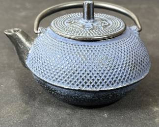 Lot # : 311h - Japanese cast iron tea pot