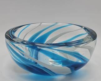 153 Lot 599h Handblown blue and white swirl art glass bowl