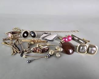 Lot # : 16 - Cufflinks, tie clips & pocket watch chain