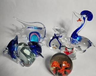 Lot # : 346h - 6 glass fish paperweights/decor