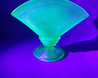 Lot # : 418u - Uranium green depression glass fan vase