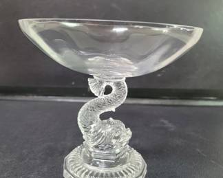 Lot # : 399u - Classical dolphin glass compote