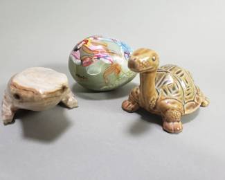 Lot # : 115 - Vintage banded onyx frog figurine, ceramic turtle figurine, and a signed hand painted green stone egg