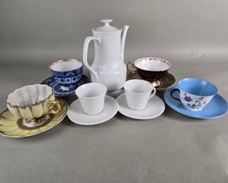 Lot # : 392 - Vintage teacups and saucers