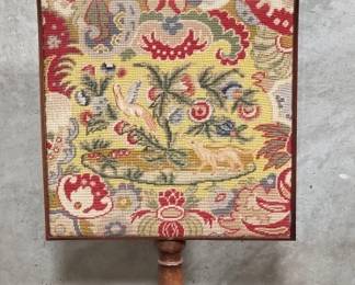 Lot # : 85 - Antique needlepoint walnut pole screen