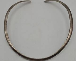 Lot # : 26h - Vintage sterling silver torc-style neck collar with open-ended rounded form and simple polished design