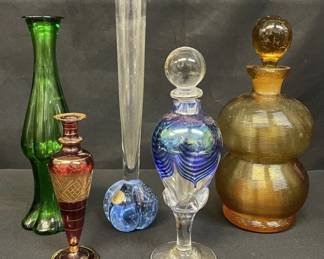 185 Lot 510h Group of vintage art glass perfume bottles and