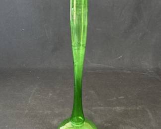 Lot # : 314h - Vintage green art glass vase