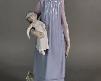 Lot # : 3 - Lladró "Belinda with Her Doll" figurine