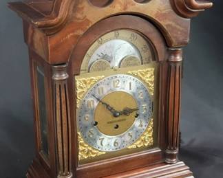 Lot # : 165 - Howard Miller mahogany mantel clock