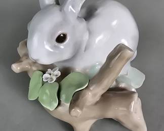 Lot # : 7 - Vintage Lladró porcelain rabbit figure "Rabbit Eating."