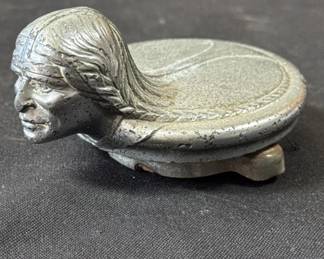 132 Lot 419h Vintage 1920s Pontiac Indian head radiator cap