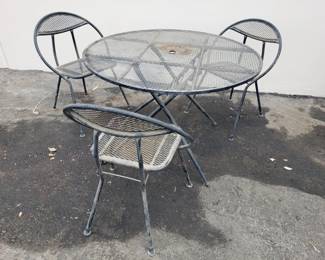 083 Lot 169 Vintage iron foldable patio set