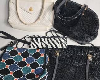 Lot # : 374h - 5 women's purses, mesh, beaded and leather
