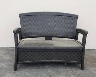 Lot # : 155 - Suncast plastic storage bench