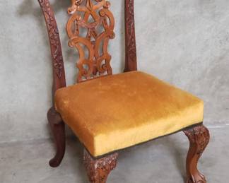 Lot # : 149 - Chippendale-style mahogany child's side chair
