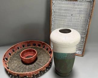 Lot # : 364h - Group of wicker baskets, multi-colored and beaded