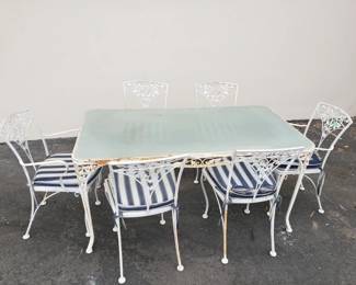 082 Lot 152 Vintage iron patio set